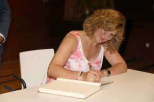 La alcaldesa de Fabero firmando en el libro de honor de La Unión.