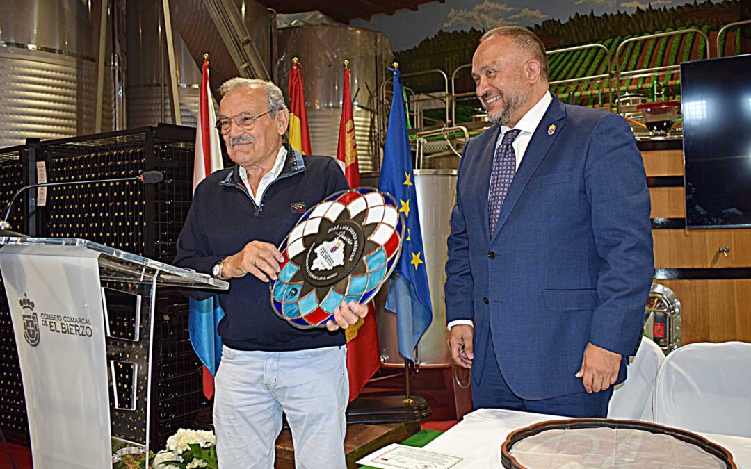 José Luis Prada recibe el título de Hijo Predilecto de El Bierzo en un emotivo acto celebrado en el Palacio de Canedo