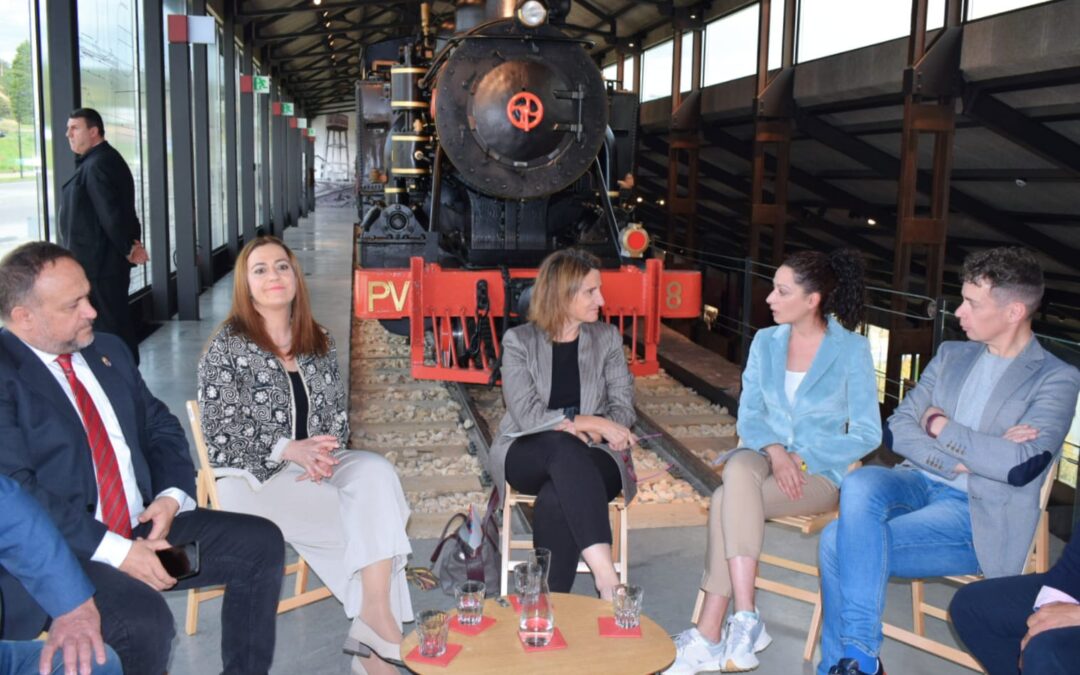 La vicepresidenta del Gobierno Teresa Ribera se reúne con el Consorcio del Tren Turístico Ponfeblino