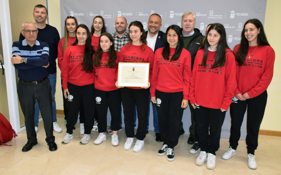 El Consejo homenajea al Bembibre Hockey Club, subcampeón en la Copa SAR Princesa de Asturias