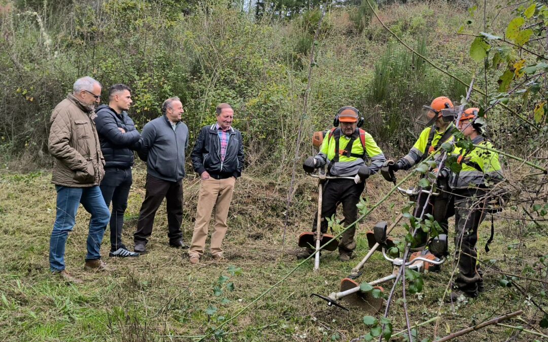 El presidente y el consejero comarcal de Medio Ambiente visitan en Cobrana (Congosto) a las brigadas del Plan Montel